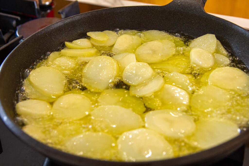 La cuina de Maria Verger Agromart tumbet mallorquí amb ous fregits: fregint patata
