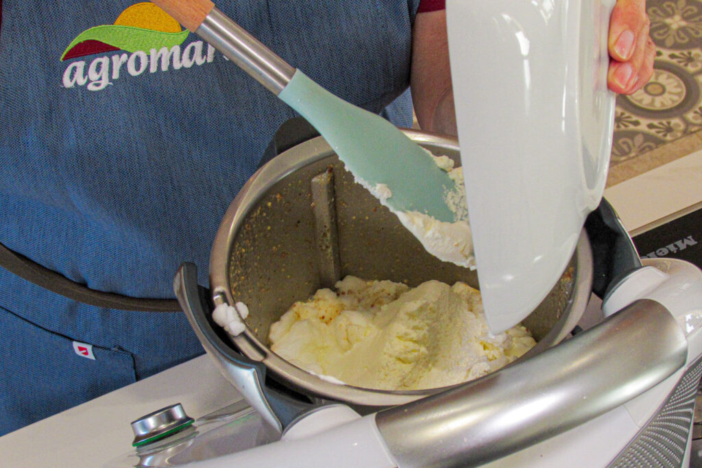 Preparació recepta bescuit glacé de torró Agromart Maria Verger