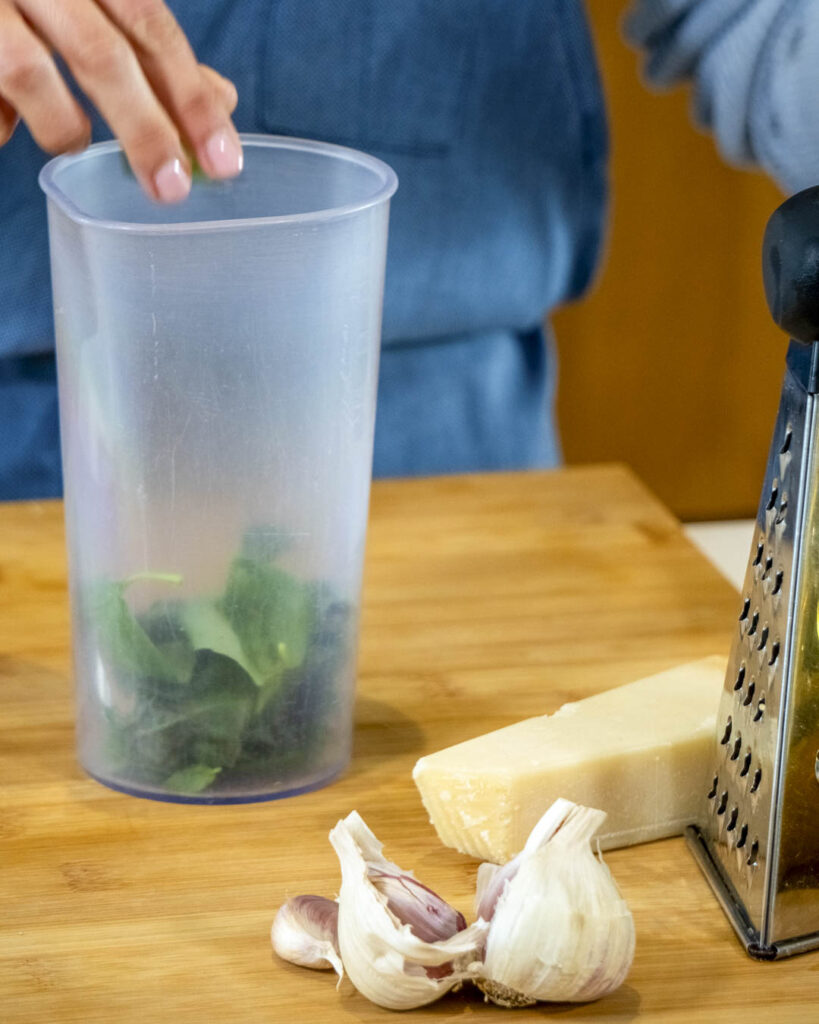 prepara el pesto amb les fulles d’alfabeguera recepta coca de tomàtiga xerri Agromart