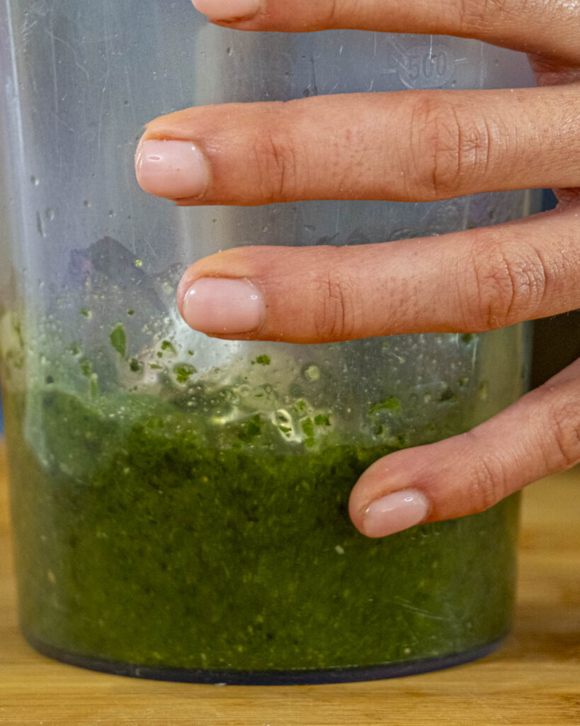 prepara pesto casolà recepta coca de tomàtiga xerri Agromart