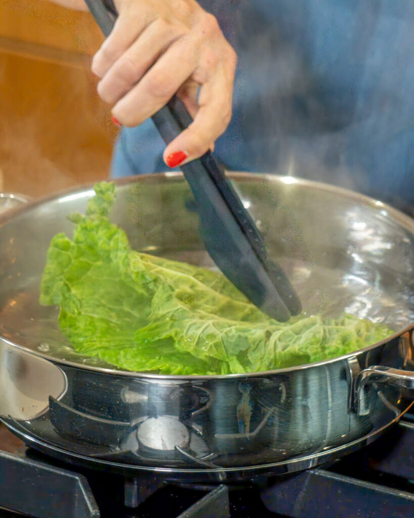 Preparació de les fulles de col recepta llom amb col