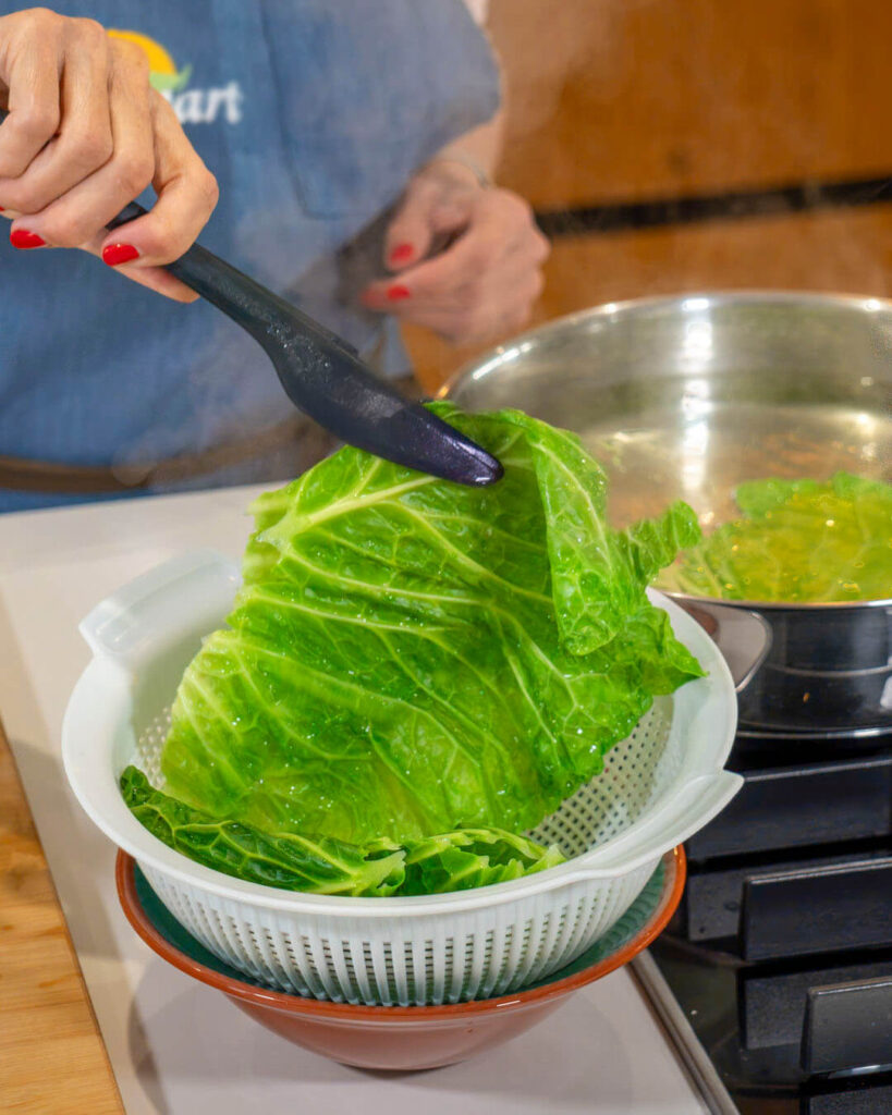 Preparació de les fulles de col recepta llom amb col