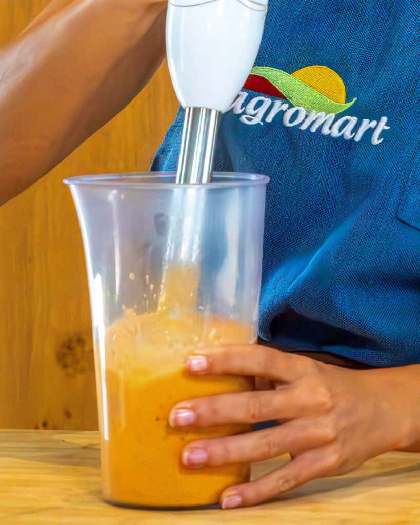 Triturar ingredients per fer salsa de tomàtiga xerri Agromart