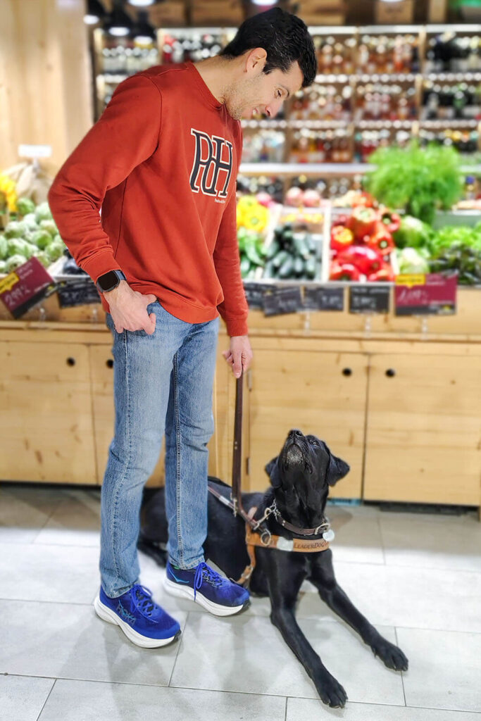 Joan munar i el seu ca guia Cayden