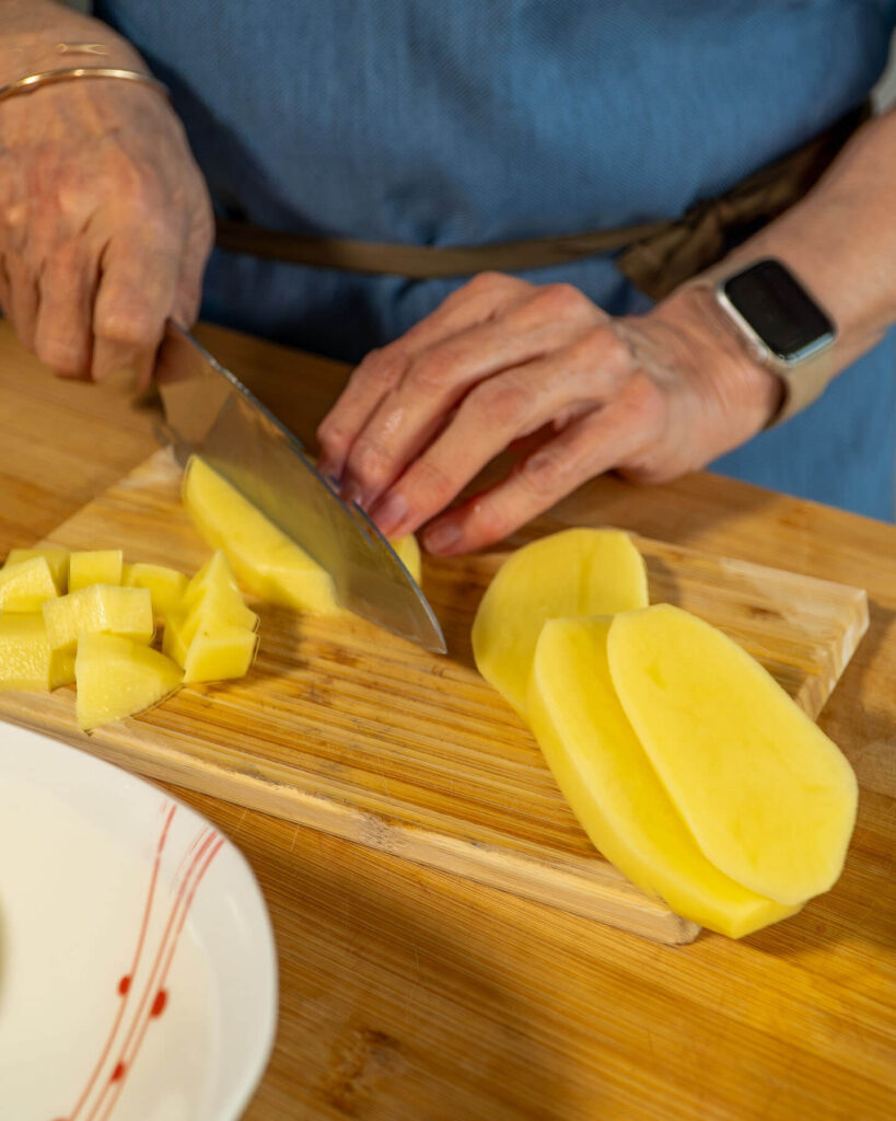 tallar patates per Recepta Tradicional Frit de Pasqua Agromart Balear