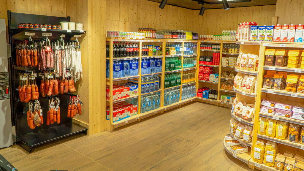 Agromart Balear Port de Pollença secció làctics aigua cereals i productes sense gluten