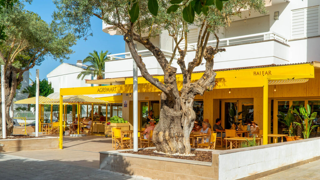 agromart balear port de pollença botiga amb terrassa per prendre mejar i begudes a prop del port mejar gourmet menjar preparat