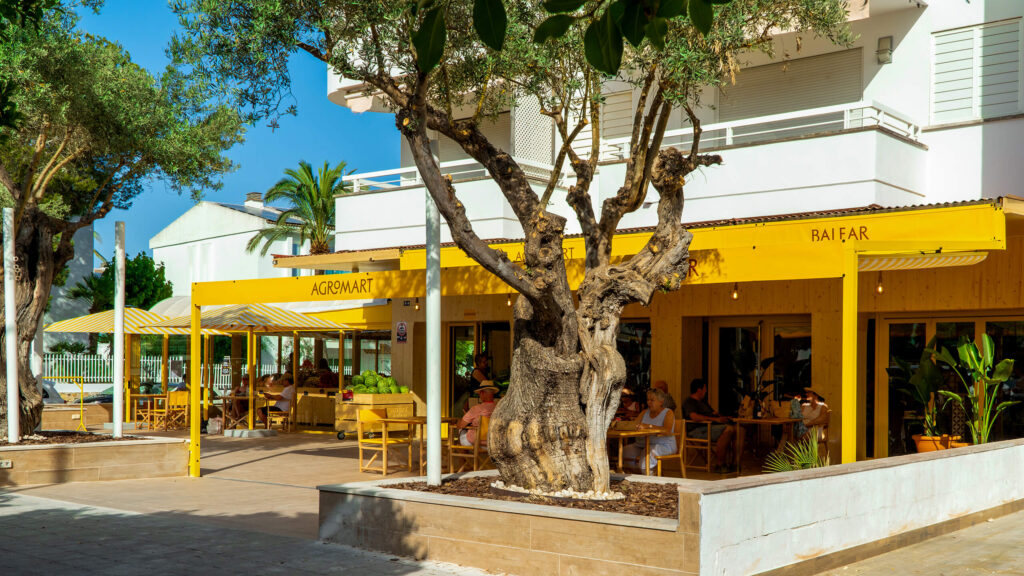 agromart balear port de pollença botiga amb terrassa per prendre menjar i begudes a prop del port mejar gourmet menjar preparat